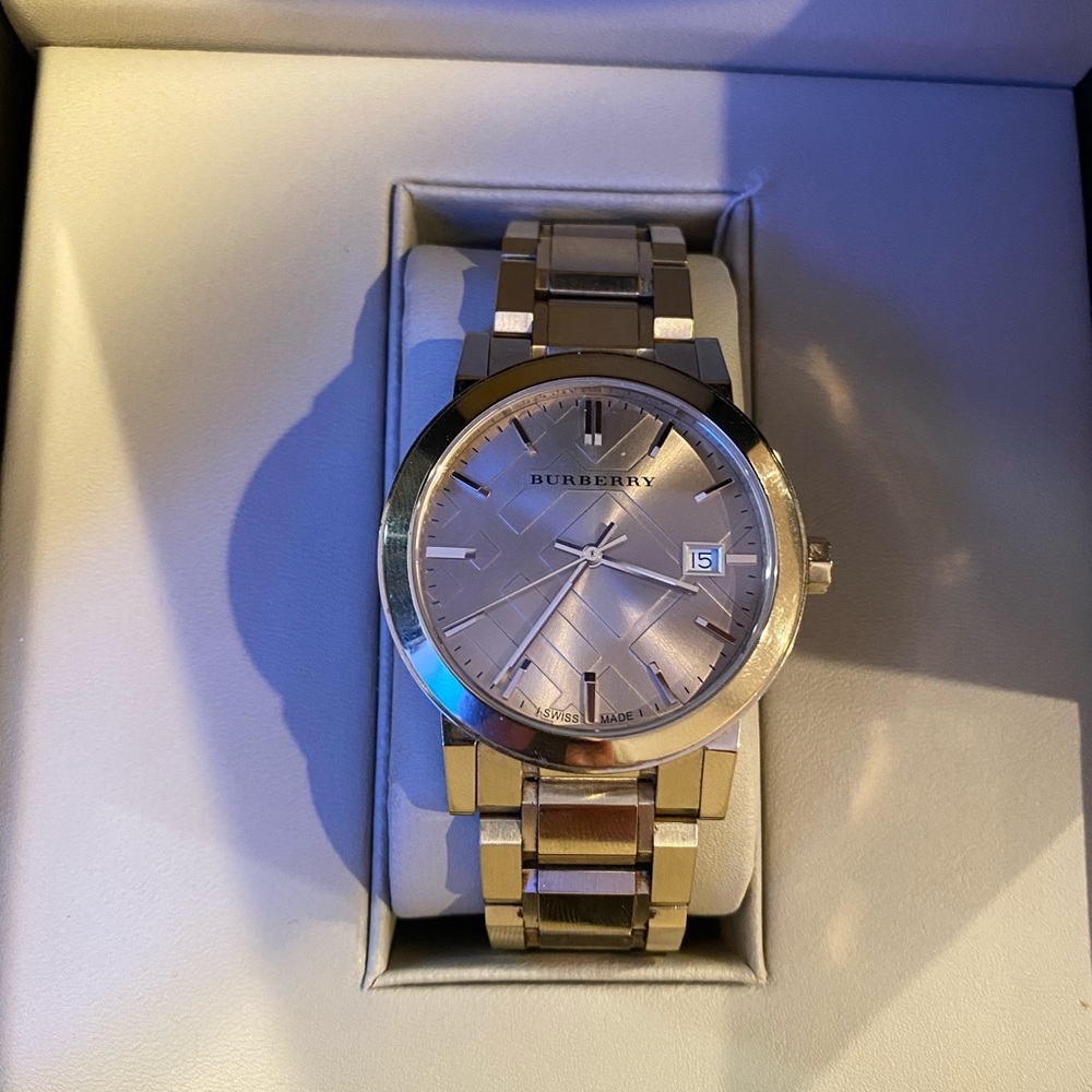 Men’s gold Burberry watch - Picture 2 of 3
